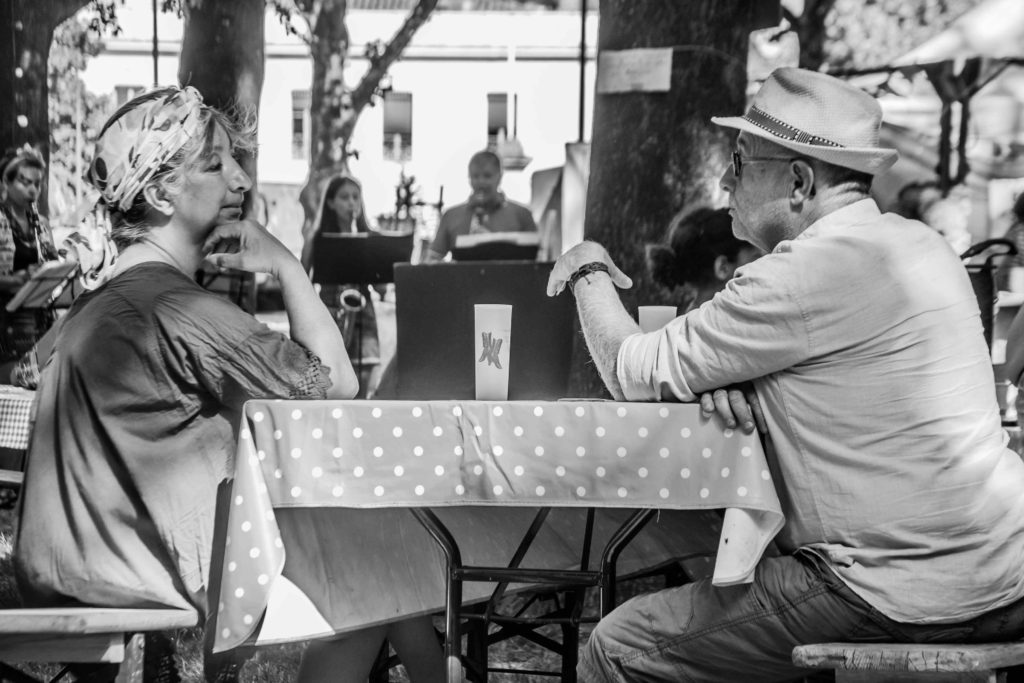 Jour-de-Fete-83-public-table